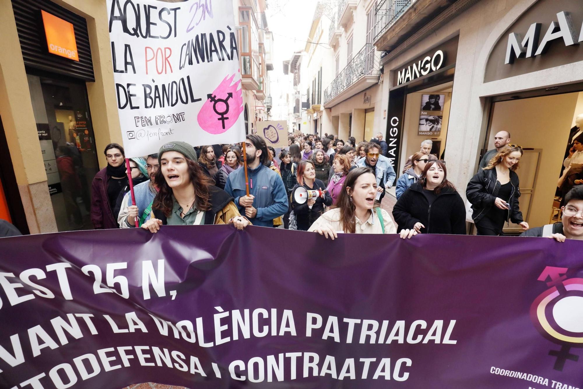 25N en Mallorca: La Coordinadora Transfeminista recorre Palma contra la violencia patriarcal