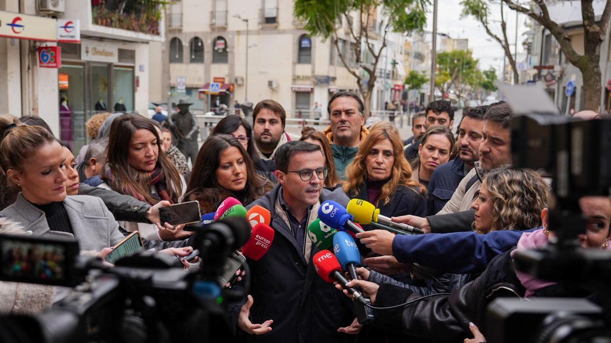 Miguel Ángel Gallardo atiende a los medios en Villanueva de la Serena, esta mañana.