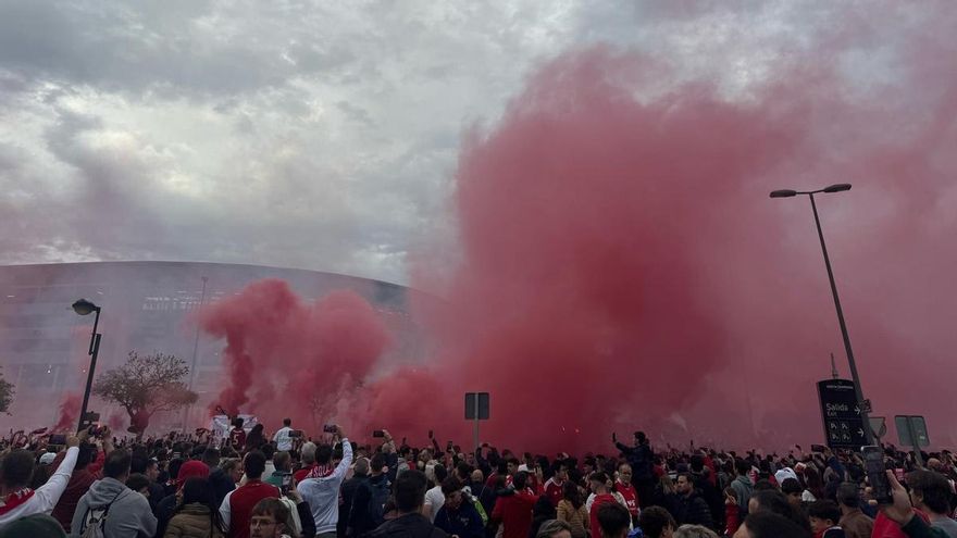 La afición grana recibe al Real Murcia enloquecida entre cánticos y bengalas