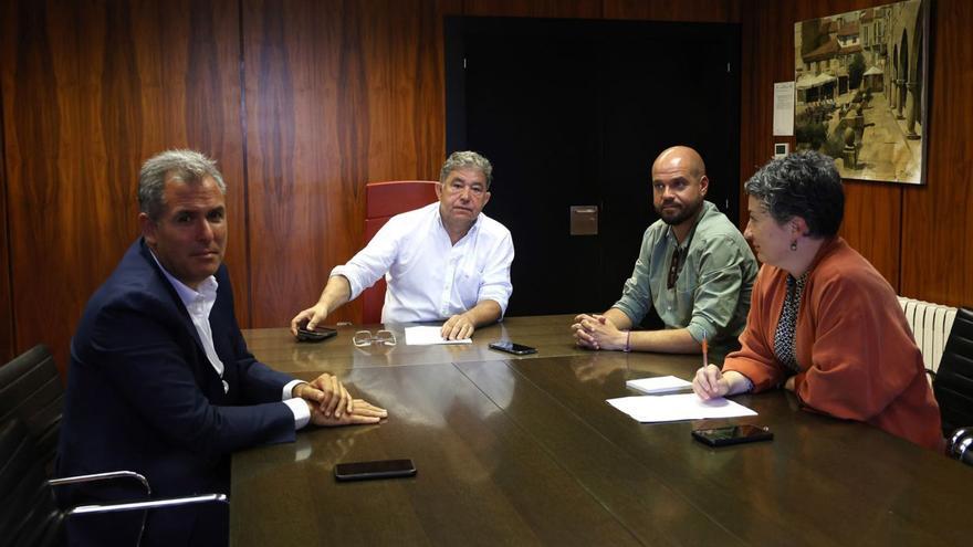 Reunión entre el alcalde y los portavoces de los tres grupos con representación municipal.