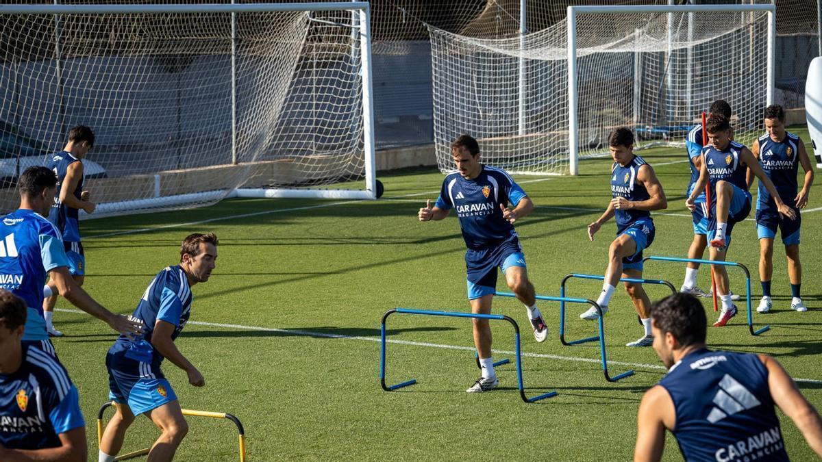 Los jugadores del Real Zaragoza realizan ejercicios durante el entrenamiento a puertas abiertas