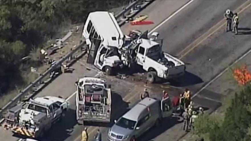 La colisión entre un minibús y una camioneta deja al menos 13 muertos en Texas