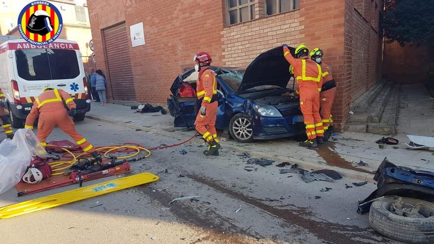 Los bomberos actúan en el accidente ocurrido en Requena.