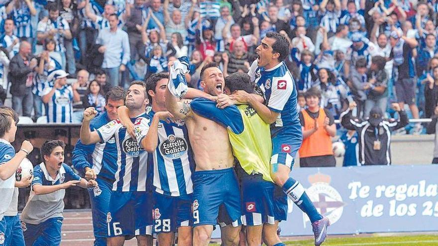 Xisco celebra con sus compañeros el gol que le da el ascenso.