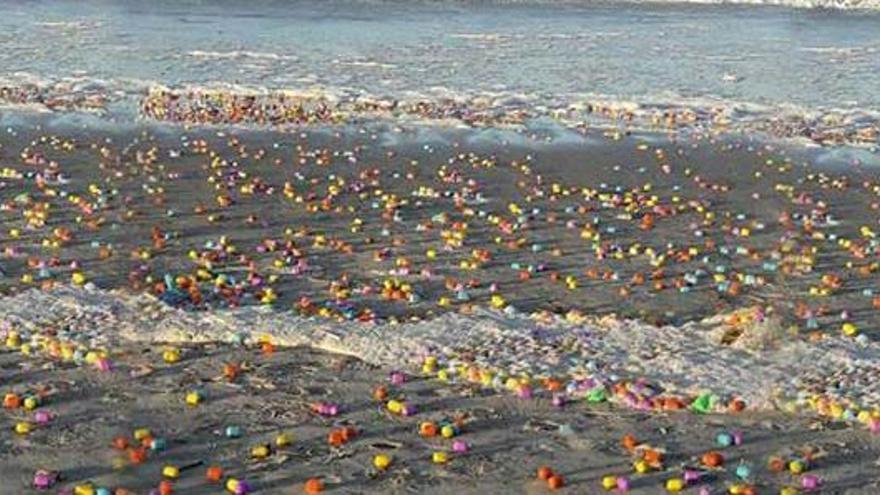 Una playa alemana amanece con miles de huevos sorpresa