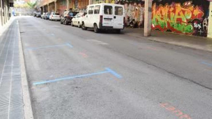 El carrer d&#039;Aragó amb moltes places de zona blava buides, ahir