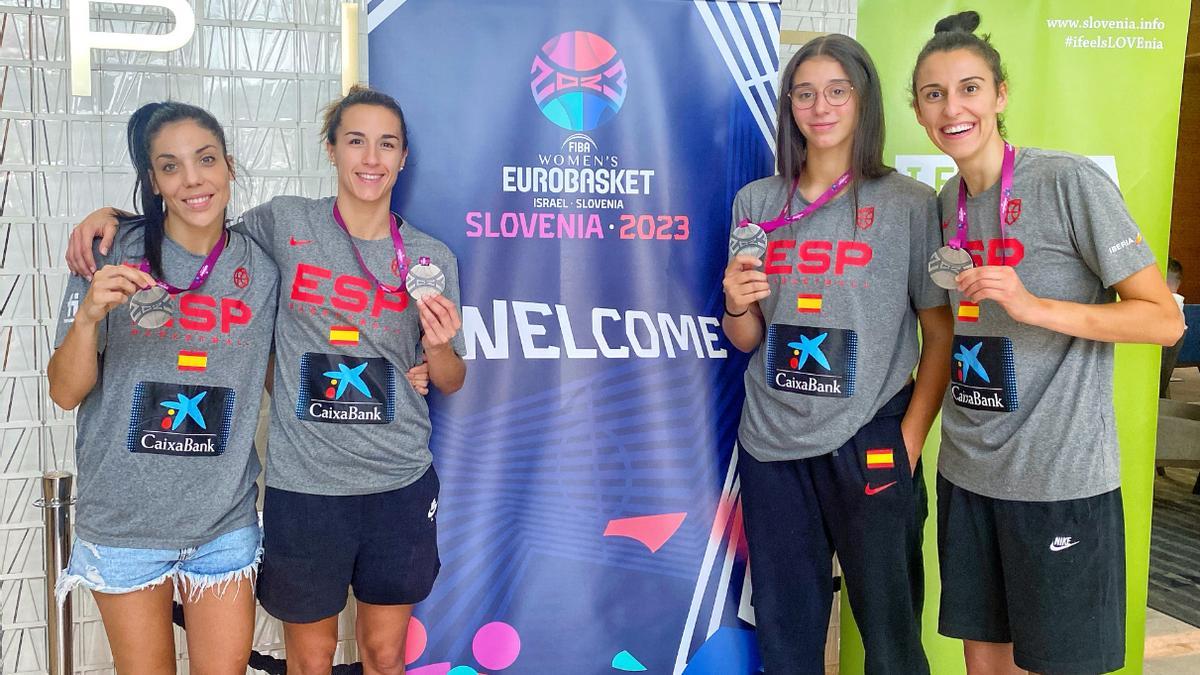 Las cuatro jugadoras del Valencia BC, medallistas de plata, posan juntas antes de volver desde Eslovenia
