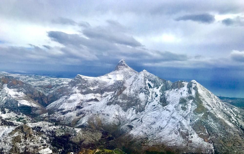 Vista aérea de la Marina Alta cubierta de nieve