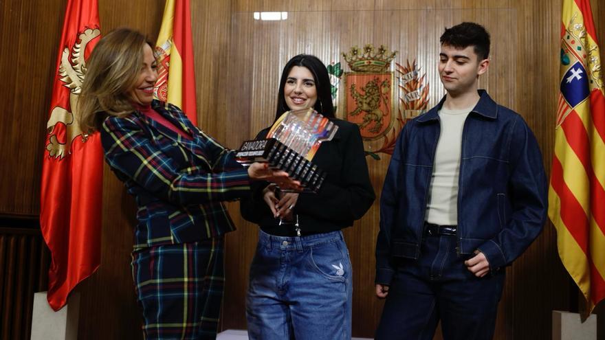 En imágenes | Natalia Chueca recibe a Naiara y Juanjo en el Ayuntamiento de Zaragoza