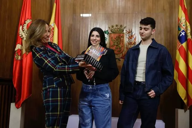 En imágenes | Natalia Chueca recibe a Naiara y Juanjo en el Ayuntamiento de Zaragoza