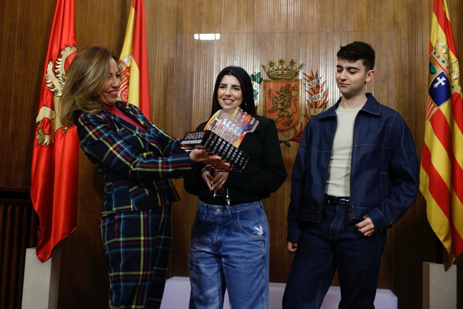 En imágenes | Natalia Chueca recibe en el ayuntamiento a Naiara y Juanjo