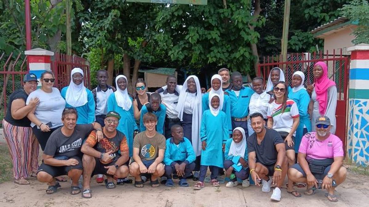 Voluntarios de la asociación Solidarios Canarios junto a un grupo de niños y niñas del Jalokoto School.