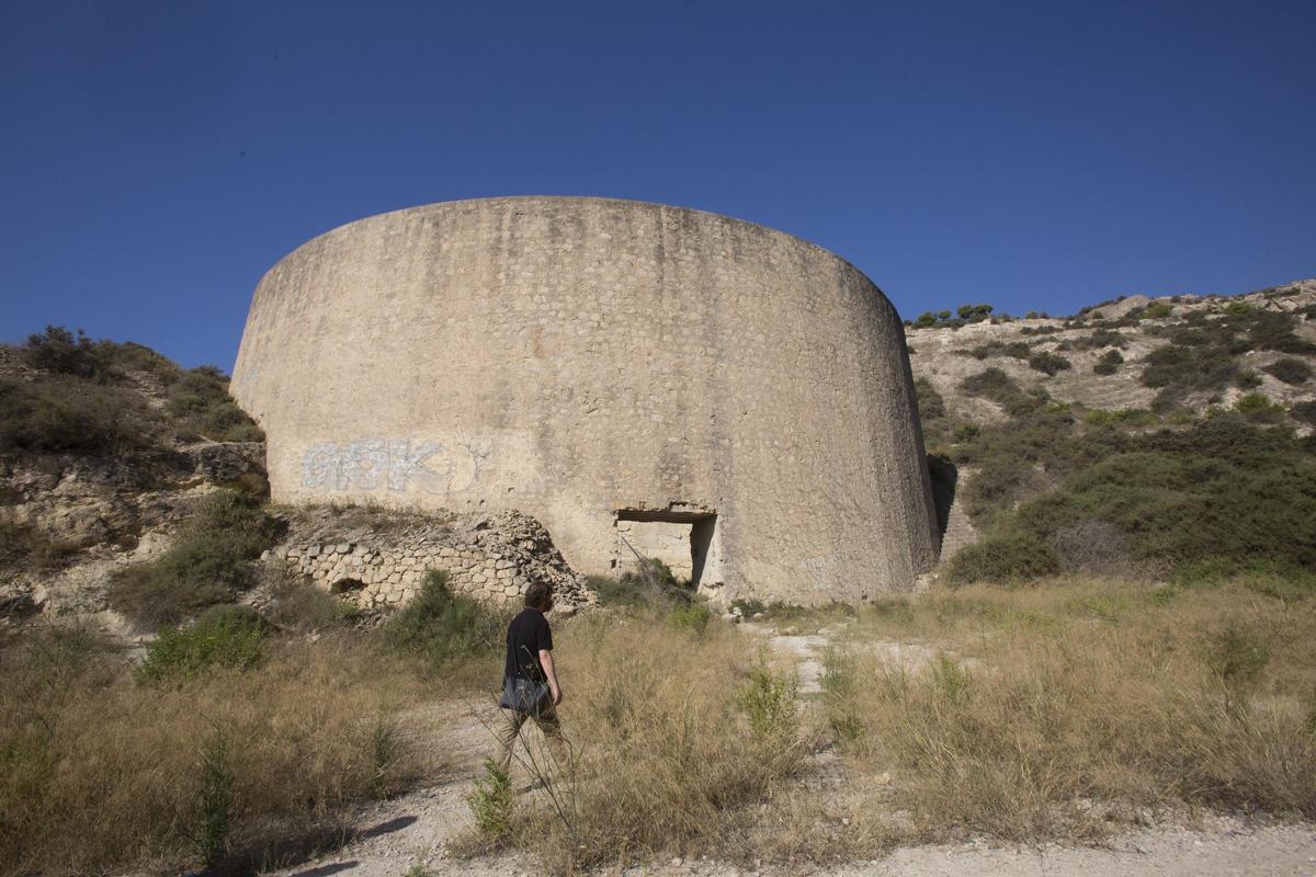 Una visita a las instalaciones de la antigua refinería «La Británica», en la Serra del Molinet de Alicante, cuyos trámites de cesión se iniciaron en 2017 y aún no han finalizado.