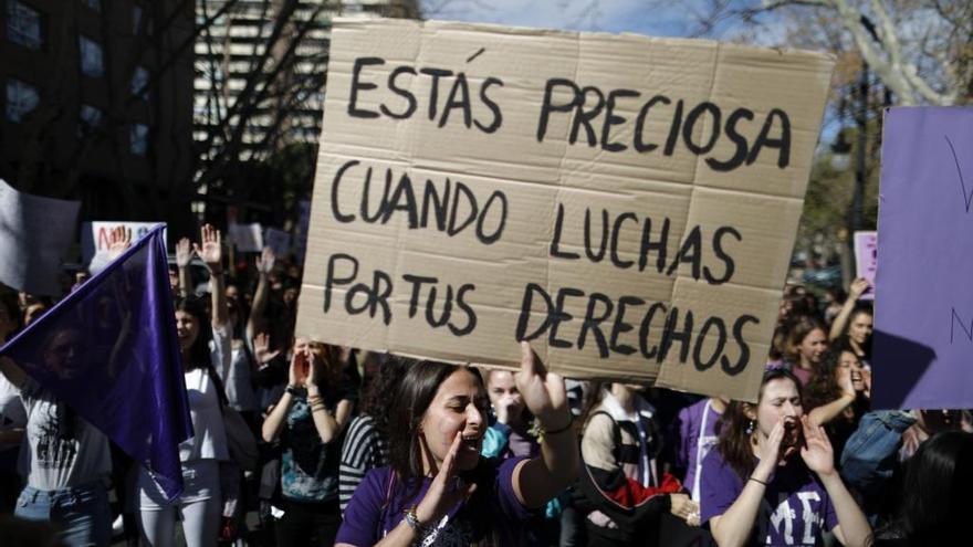 Mensajes reivindicativos en la manifestación del 8M del año pasado en València.