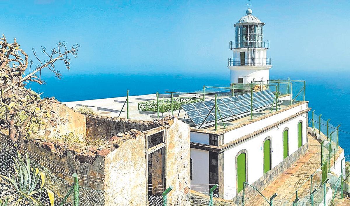 Para acceder al faro de Anaga hay que hacerlo con un barco