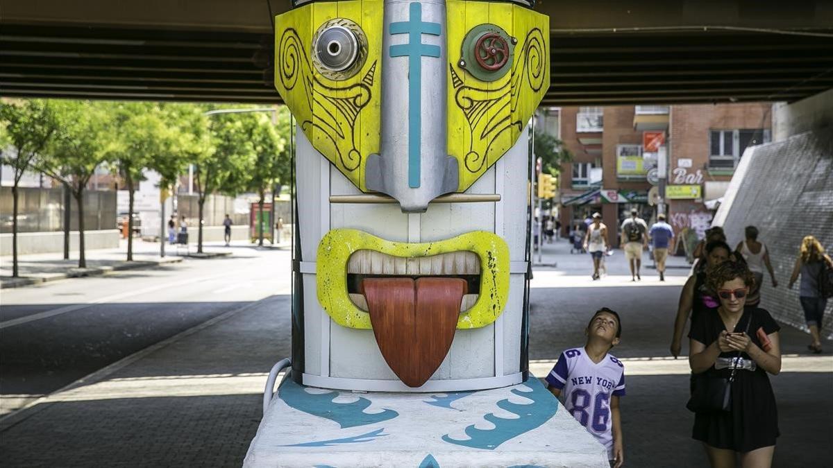 Uno de los ocho tótems creados por el colectivo La Tonal'h en el puente de la Riera Blanca, esta mañana