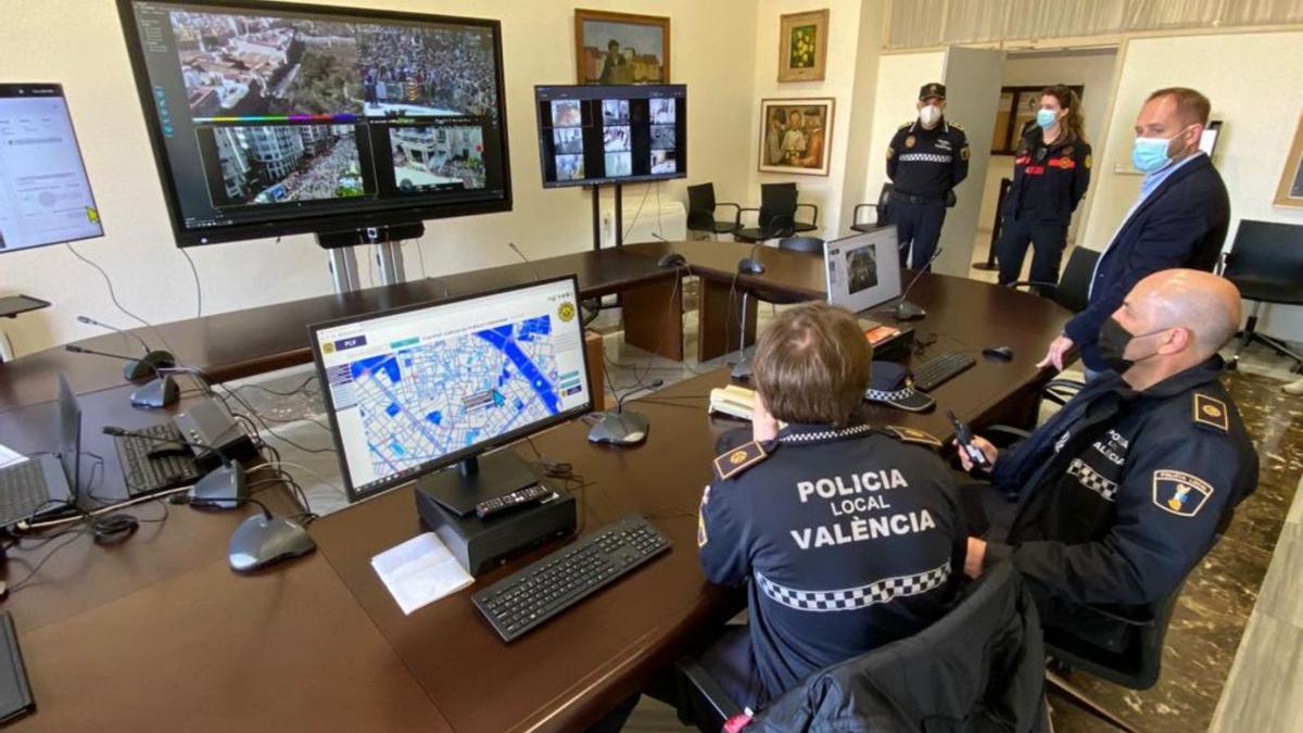 Los agentes supervisan las imágenes captadas por las cámaras en tiempo real. | LEVANTE-EMV