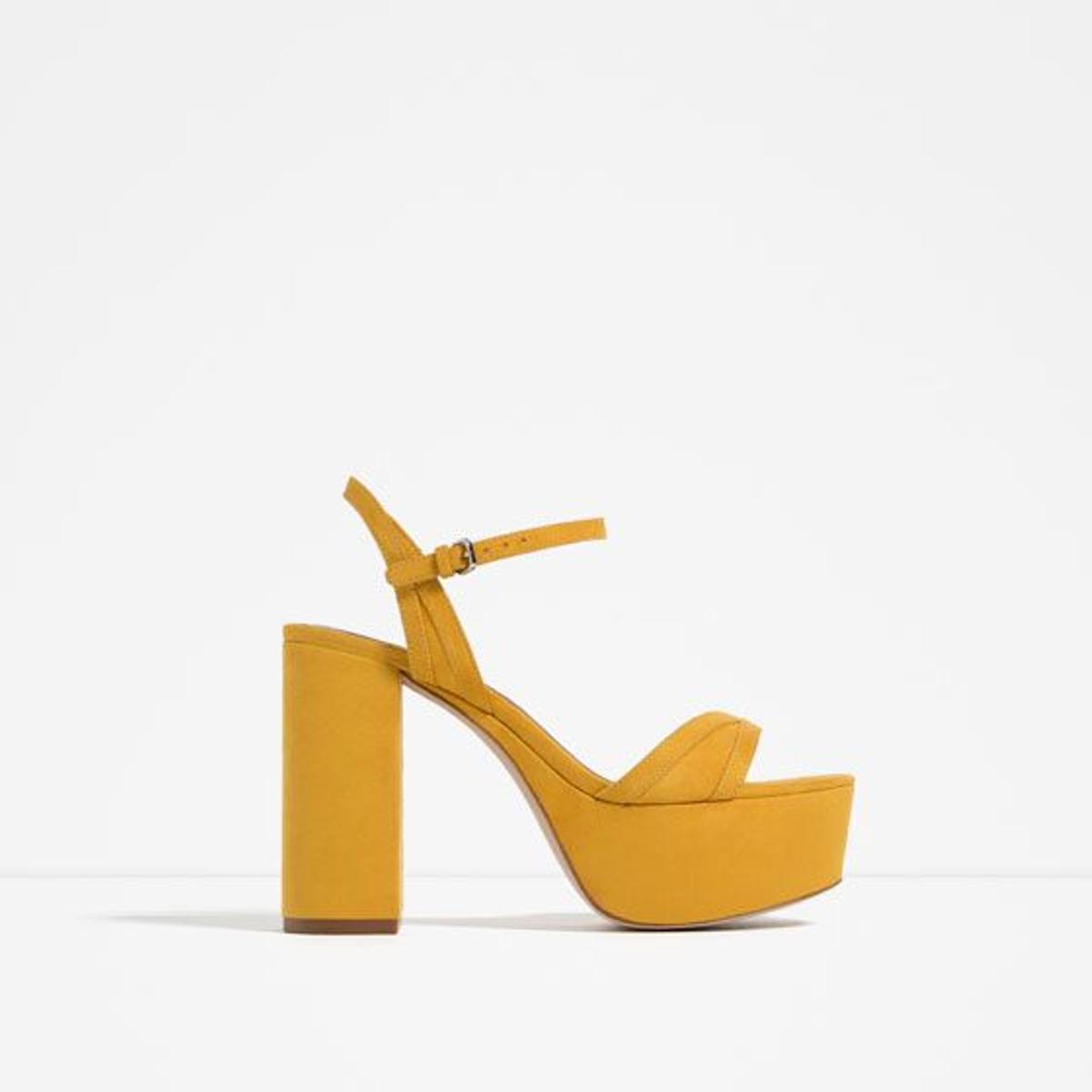 Sandalias con plataforma amarillas de Zara (39,95€)