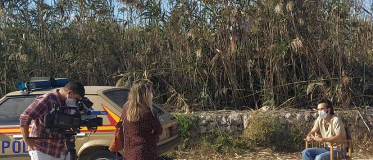 Un equipo entrevista al actor Ricardo Gómez, que ha rodado una película en la playa de Oliva recientemente. | LEVANTE-EMV