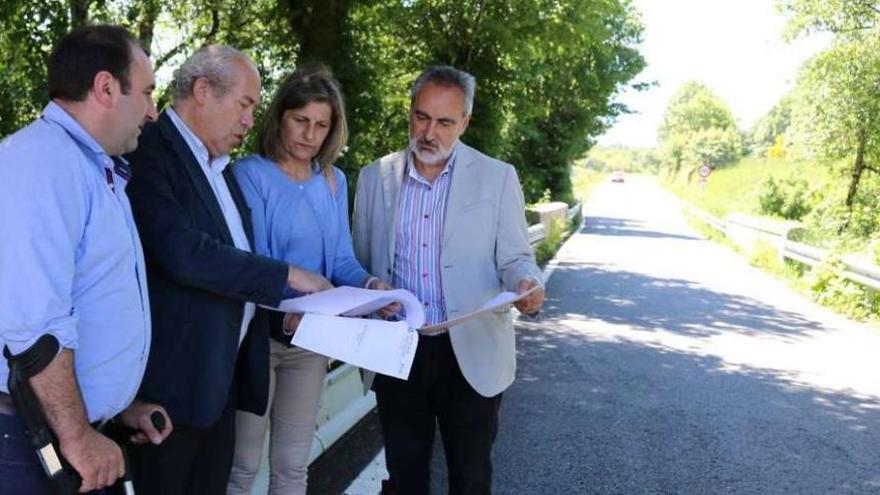 Representantes municipales y autonómicos se desplazaron, ayer, al entorno del puente.