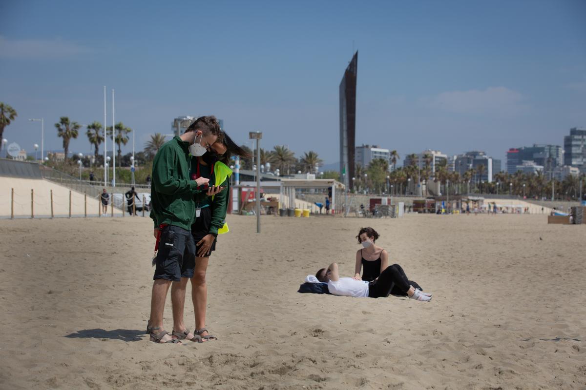 Informadores del Ayuntamiento de Barcelona en la playa del Bogotell.