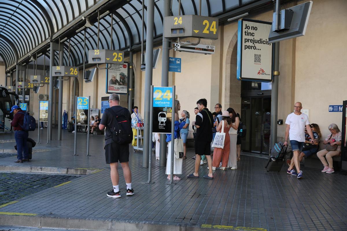 Pasajeros de bus, en la estación del Nord, este miércoles