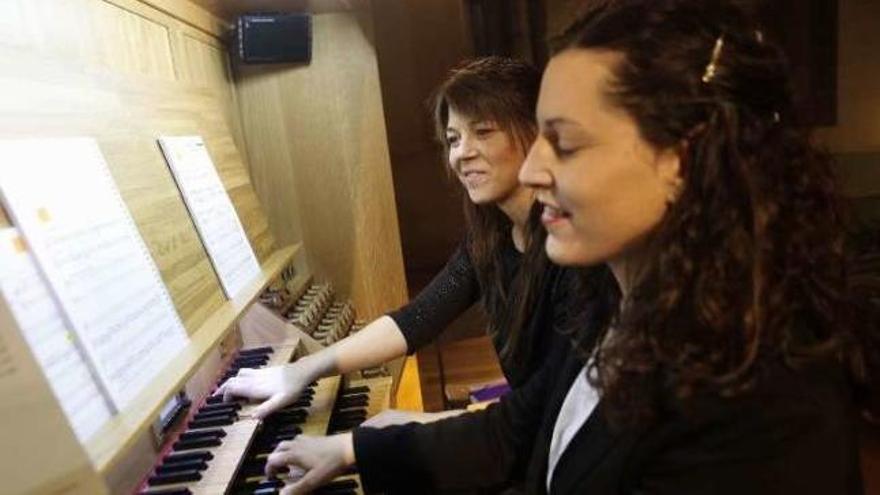 Ana Aguado y Ana Belén García, durante el concierto a cuatro manos y cuatro pies que dieron ayer por la tarde en Avilés.