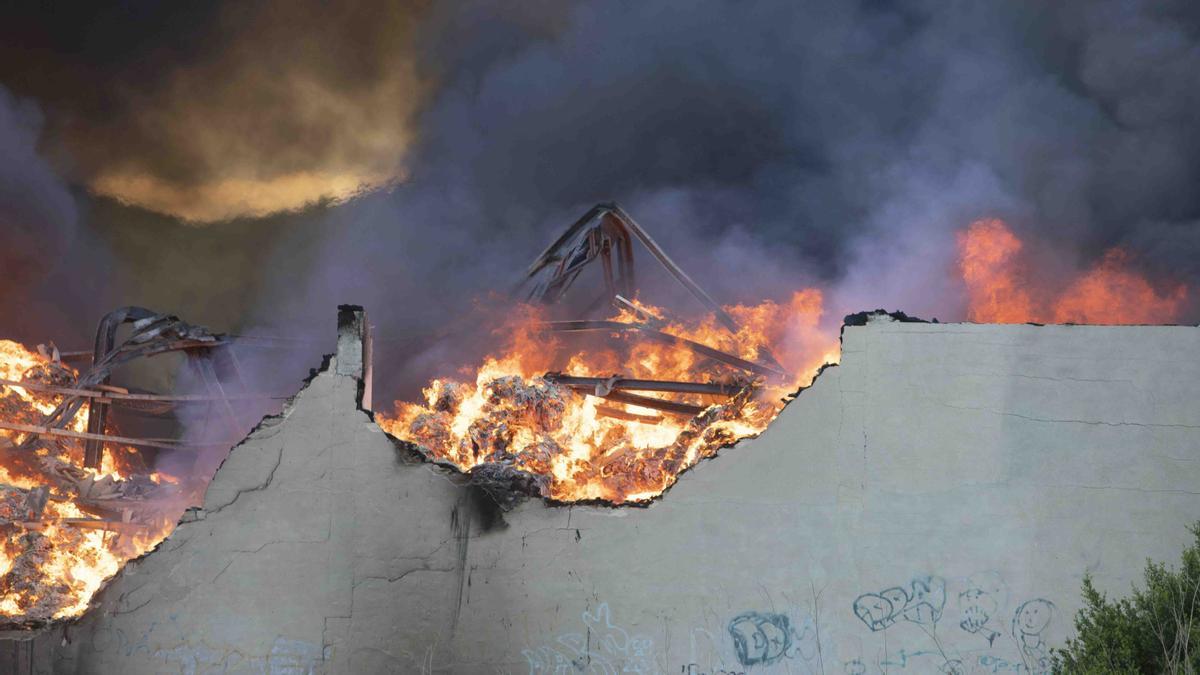 Se desata un incendio en una nave de almacenaje de ropa en L'Olleria