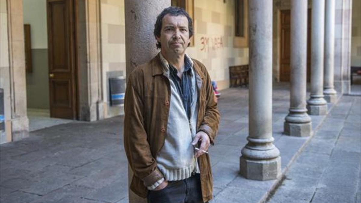El profesor Jordi Gràcia, en el patio de Letras de la Universidad de Barcelona, donde imparte clases.