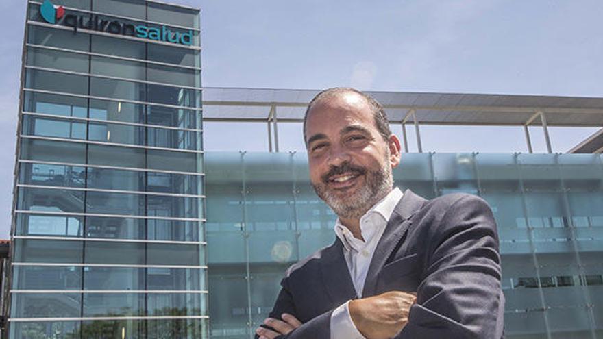 Gerson Morales en el exterior del nuevo centro abierto en la ciudad de Alicante