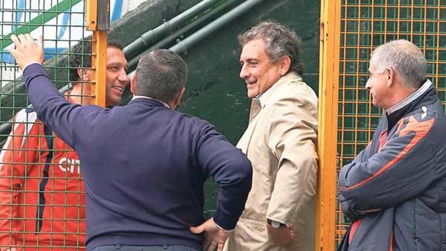 Carlos Mouriño y Ricardo Barros, de espaldas, conversan con el técnico, Eusebio Sacristán, ayer en Balaídos.