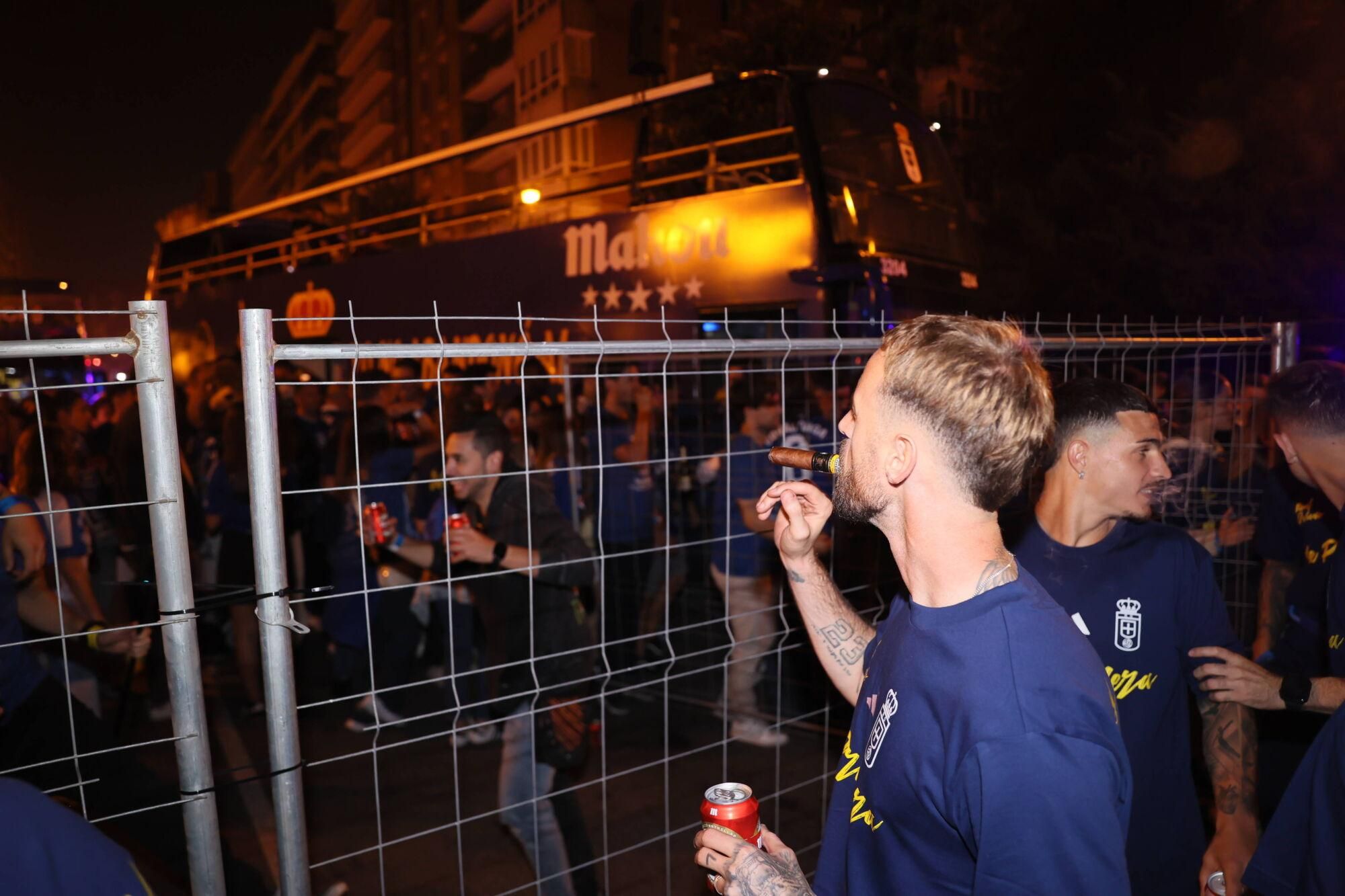 Así se celebró el ascenso del Oviedo a Primera: la afición estalla en una noche histórica