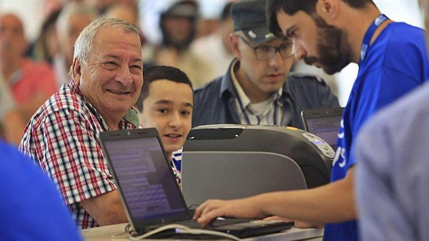 Aficionados del Oviedo renovando el abono el año pasado.