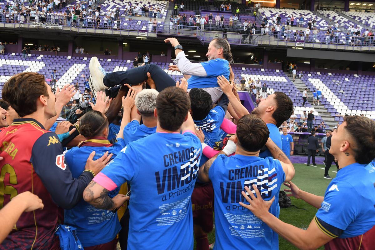 Los jugadores celebraron en el campo y mantearon al presidente Escotet