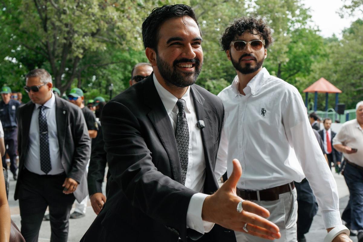 El alcalde de Nueva York, Zohran Mamdani, estrecha la mano a sus seguidores tras una rueda de prensa sobre las reparaciones de los parques infantiles de la ciudad de Nueva York.