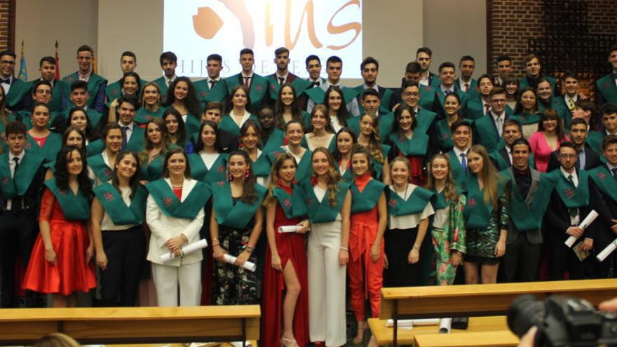 Los alumnos de Bachillerato que se graduaron anoche en el Colegio Santa María