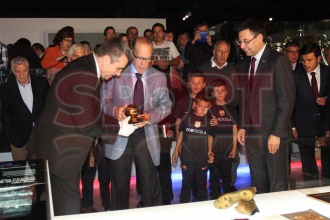 Luis Suárez hace entrega de su Balón de Oro al Museo del FC Barcelona