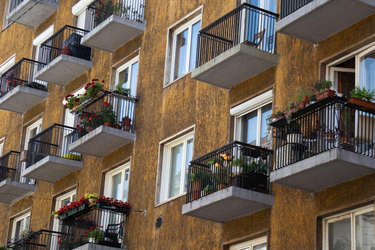 ¿Puedo fumar en la terraza de mi vivienda? El artículo 7 de la Ley de Propiedad Horizontal es muy claro al respecto