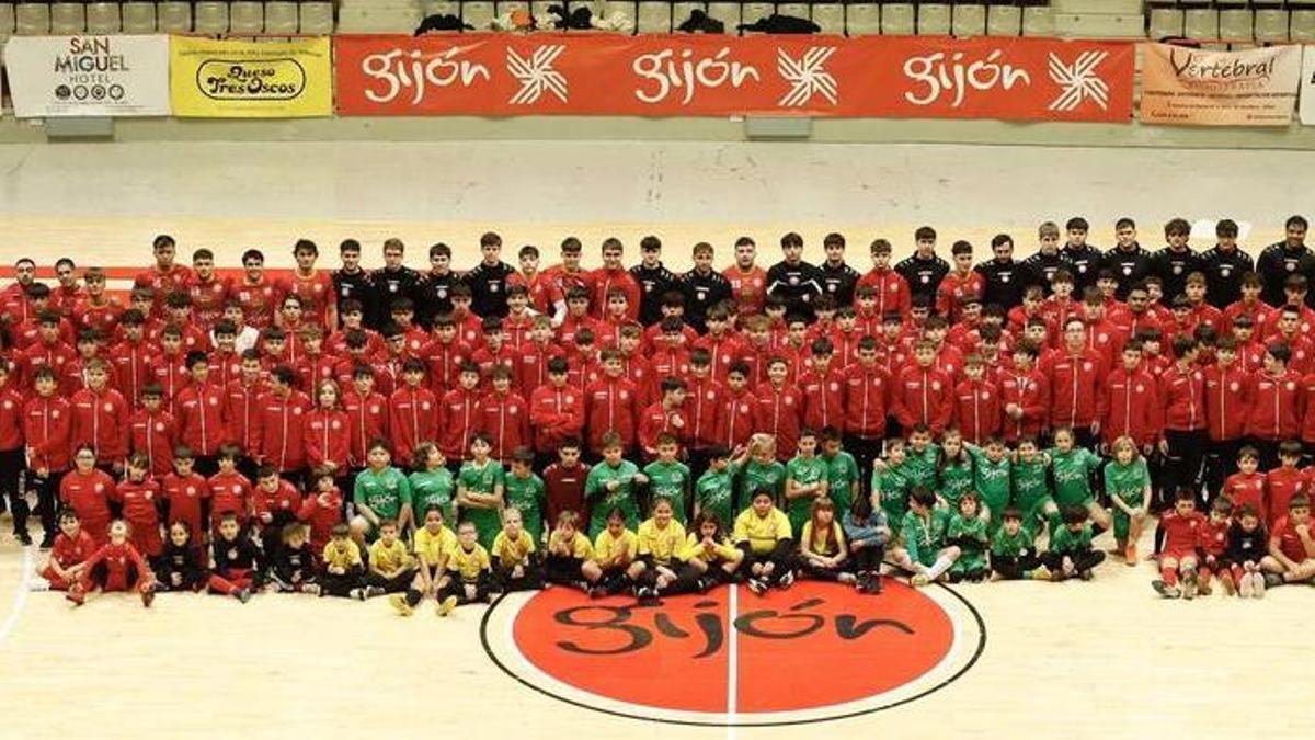 Foto de familia de los equipos inferiores de la Agrupación Balonmano Gijón Jovellanos.