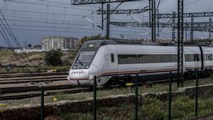 El tren Alvia que ahora funciona con tracción diesel, a su paso por la ciudad de Cáceres antes de llegar a la estación.