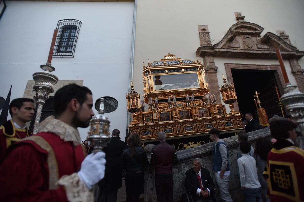 El Señor del Santo Sepulcro saliendo de la parroquia de la Compañía.
