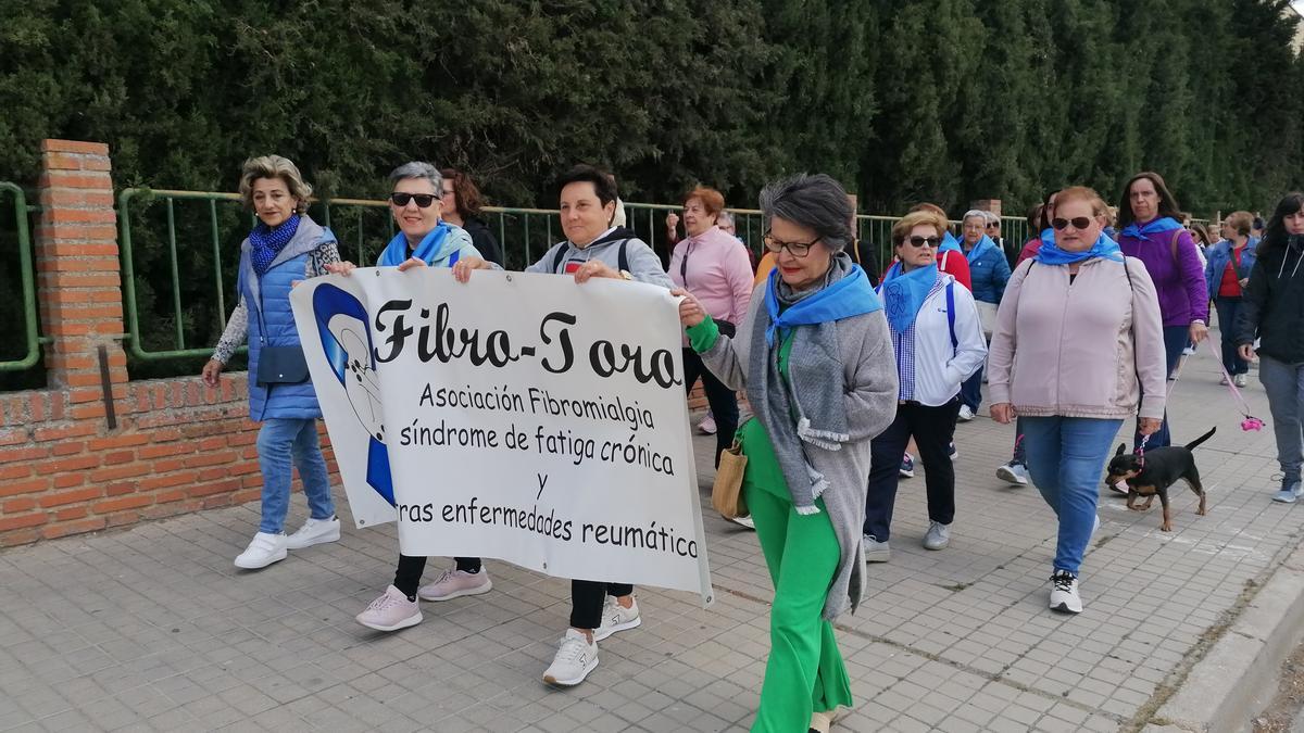 Socias de Fibroto participan en una marcha para dar visibilidad a la fibromialgia