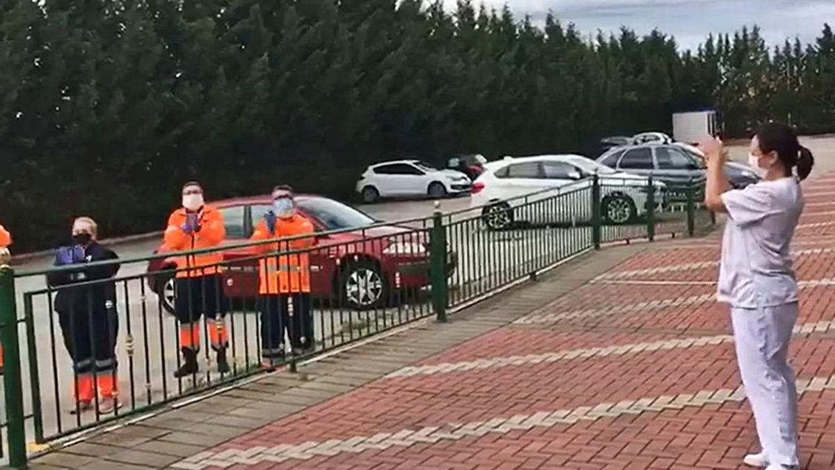 Los voluntarios, en el homenaje que brindaron a los trabajadores de la residencia del municipio. | P. C. V.