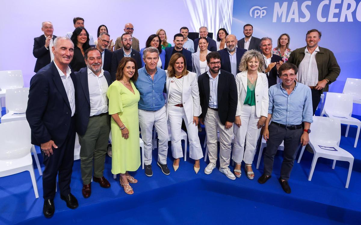 El líder del PP junto a los candidatos del partido en las capitales de provincia.