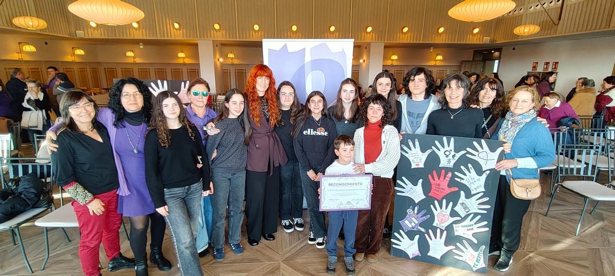Cruz Gutiérrez, Rocío Lobeto, Paula Nota, Aroa Eguía, Rocío Fernández, la artista Marisa Valle, Jara Riaño, Cristina Sánchez, Ariel  de Tomás,  M. José Mayo, Isabel Ortea, Águeda Tuero, Raquel Roig, Cathy García y Covadonga Fernández.