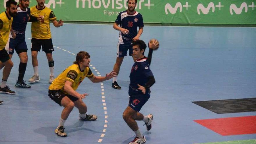 Eloy Molanes mueve el balón ante el Lavadores con José López y Ángel observando. // Gonzalo Núñez