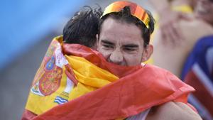 Álvaro Martín y María Pérez se abrazan tras conseguir el oro.