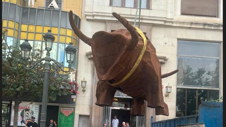 Un toro y una paella en la plaza del Ayuntamiento