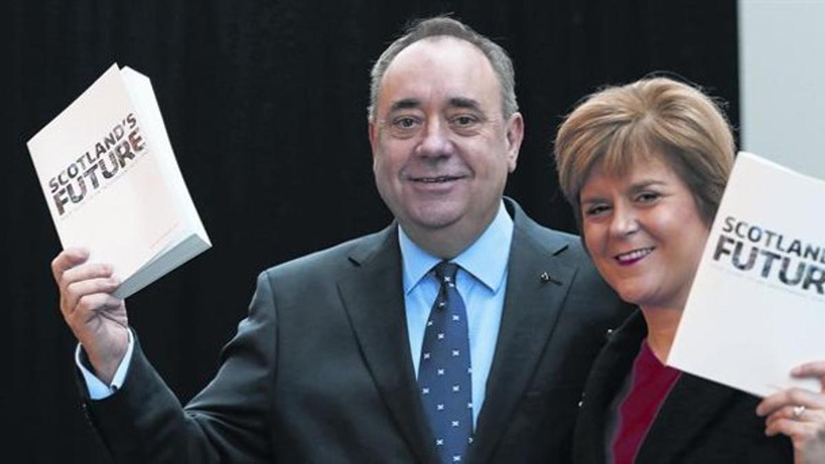 Alex Salmond y su viceprimera ministra, Nicola Sturgeon, ayer con el 'libro blanco' en Glasgow.