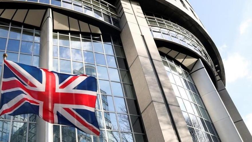 La bandera británica ondea este miércoles junto al Parlamento Europeo.